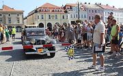 Spanilá jízda historických skvostů startovala ze zaplněného náměstí v Uherském Hradišti