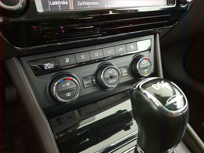 Škoda Superb (2015) Laurin&Klement 2.0 TDI 4x4 - fotka 18 z 25