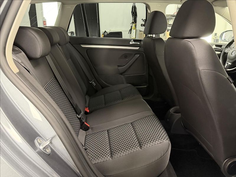 Volkswagen Golf 1,6 TDi 77 KW DSG NAVI PDC - fotka 12 z 31