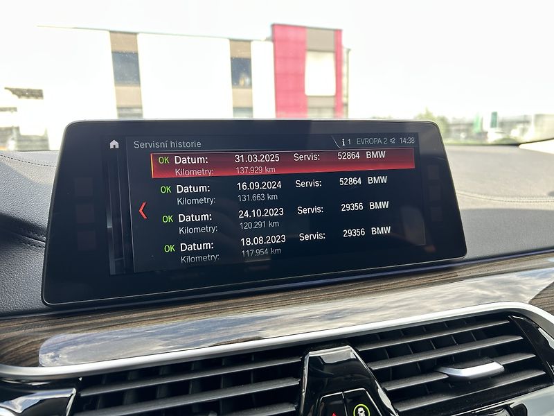 BMW Řada 5 5540i xDrive Luxury Line - fotka 22 z 37