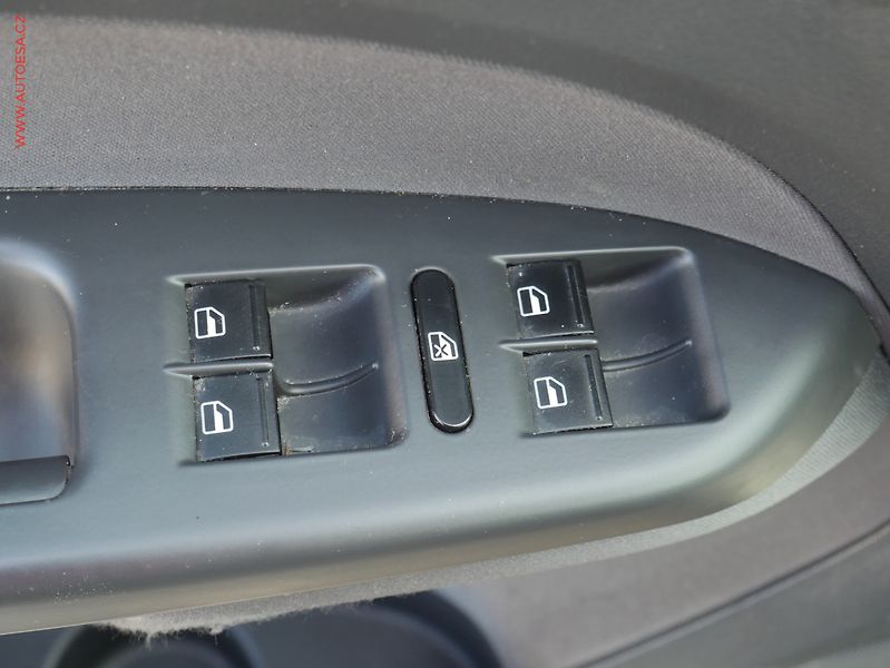 Volkswagen Touran (2010) 1.2 TSi, Trendline, výhřev - fotka 11 z 16