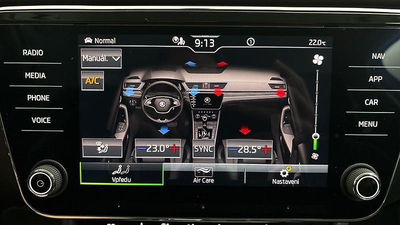 Škoda Superb 2.0 TDI DSG Style Combi - fotka 26 z 28