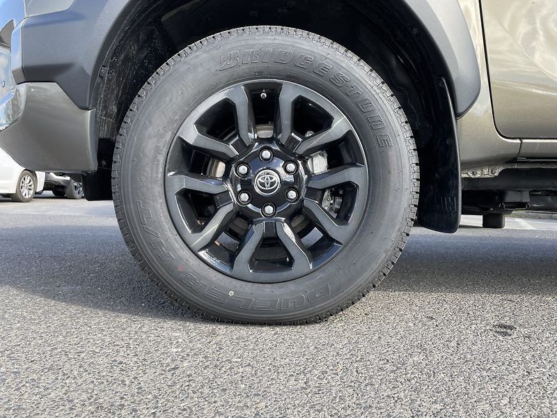 Toyota Hilux 2.8D Invincible ODBĚR 3/2027 - fotka 10 z 31