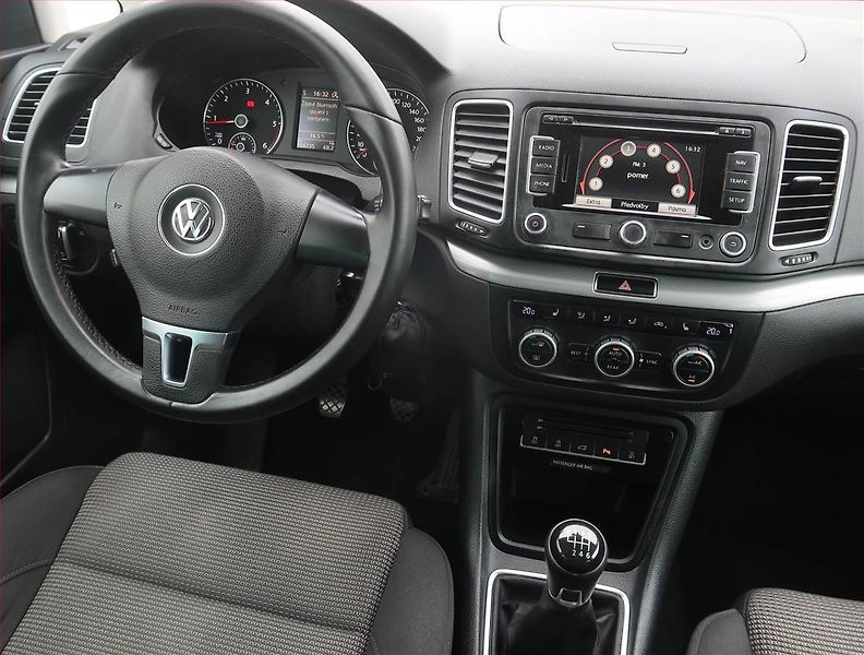 Volkswagen Sharan (2015) 2.0 TDI, 7 míst, Navi - fotka 7 z 28