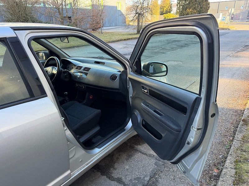 Suzuki Swift 1,3 16V 4x4 / sada pneu / - fotka 14 z 21