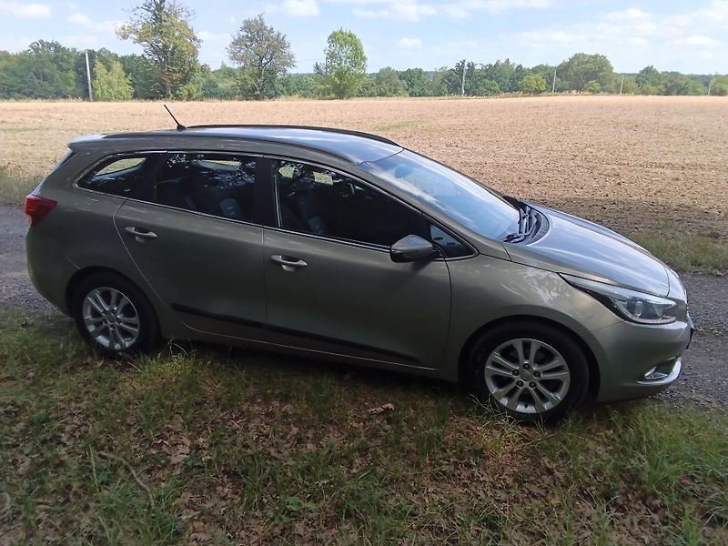 Kia Ceed SW (2013) Prodám Kia Cee'd SW 1.6 GDI  - fotka 4 z 12