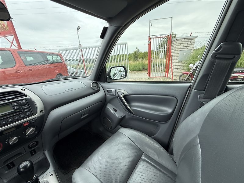 Toyota RAV4 2,0 D-4D 4X4 TAŽNÉ NOVÁ STK - fotka 19 z 24