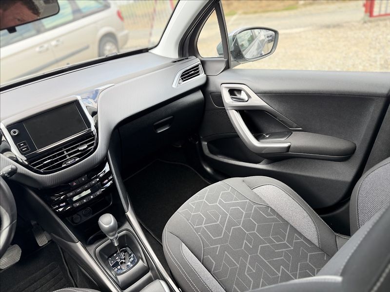 Peugeot 2008 1,2 81kW AUTOMAT,NAVI,NOVÉ ČR - fotka 26 z 32