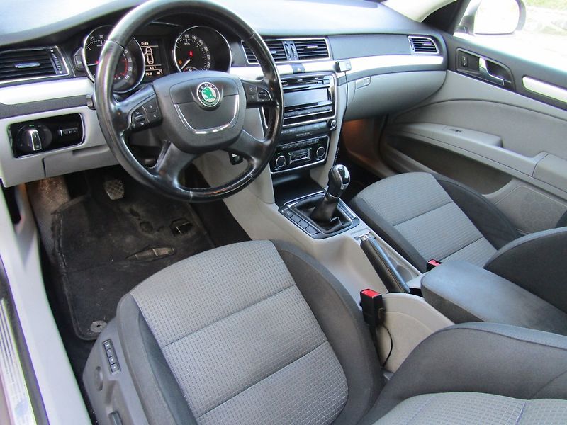 Škoda Superb (2011) 1.6 TDI 77kW ZIMNÍ PNEU - fotka 7 z 32