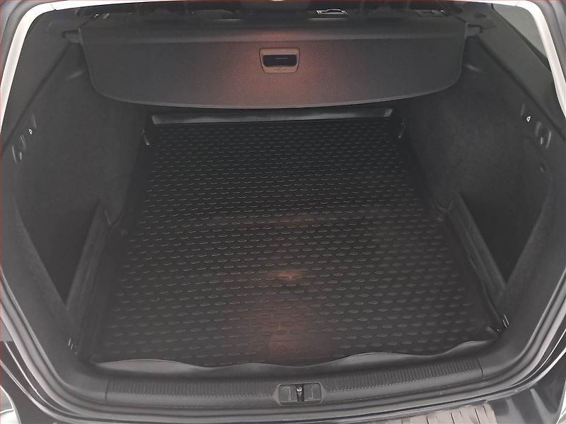 Volkswagen Passat (2011) 2.0 TDI, Navi, Xenony - fotka 13 z 16