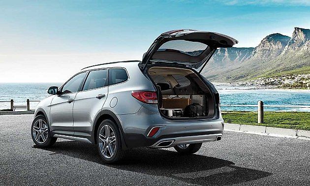 Hyundai Grand Santa Fe.