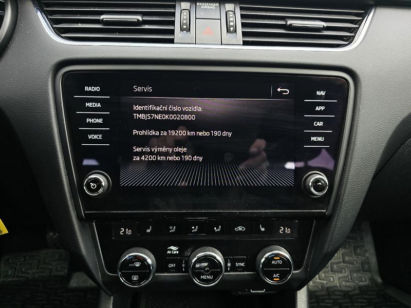 Škoda Octavia 2,0TSI 140KW DSG FULL LED NAVI - fotka 26 z 30