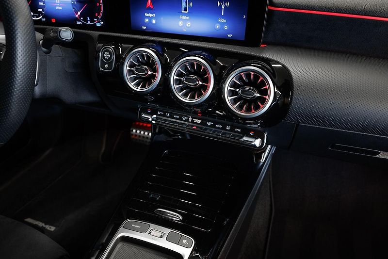 Mercedes-Benz Třídy A (2024) A 200d AMG Line - fotka 29 z 39