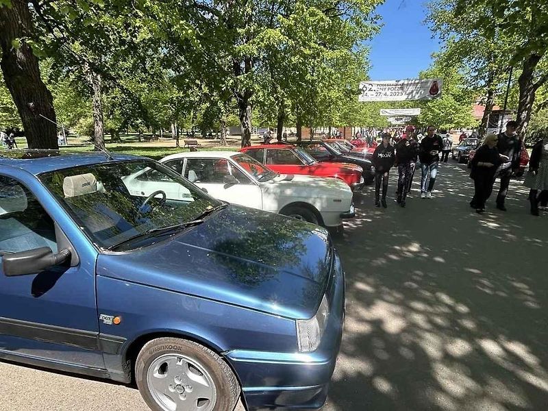 Kolonádu ovládla italská auta, na náměstí se dala ochutnat jihoevropská jídla.