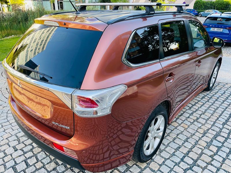 Mitsubishi Outlander 2.2D 4x4 7MÍST KAMERA SERVISKA - fotka 11 z 50