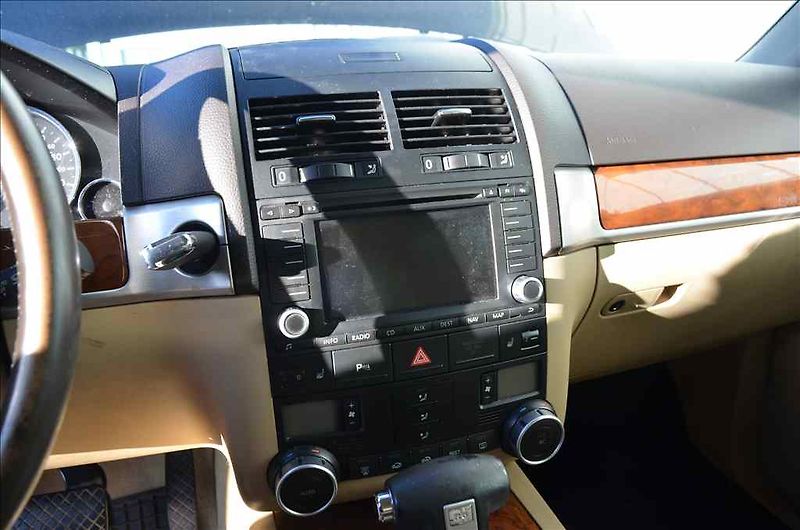 Volkswagen Touareg (2007) 2,5 TDI RS AT - fotka 9 z 23