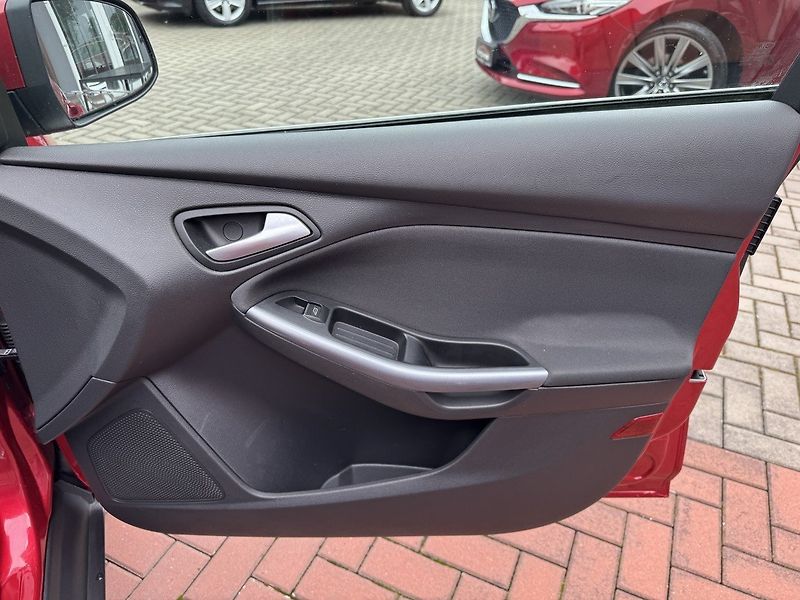 Ford Focus (2011) 1.6 Ti-VCT Digi Klima Tempomat - fotka 18 z 48