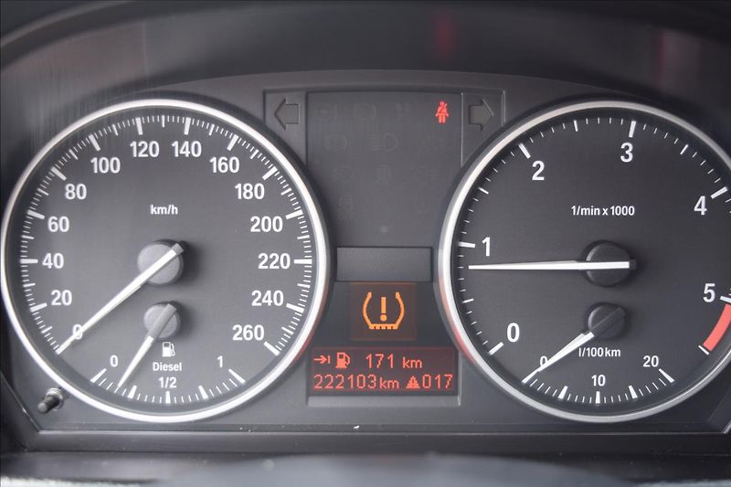 BMW X1 2,0 d 105KW 4X4 TAŽNÉ ALU - fotka 35 z 46