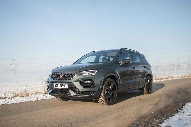 Zvenčí má sportovní šmrnc a sexy detaily, uvnitř však Cupra Ateca neopustila praktičnost rodinného SUV.