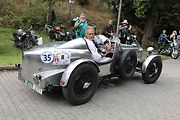 Na akci Jízda do vrchu a výstava historických vozidel se představilo na tři sta automobilů a motocyklů.