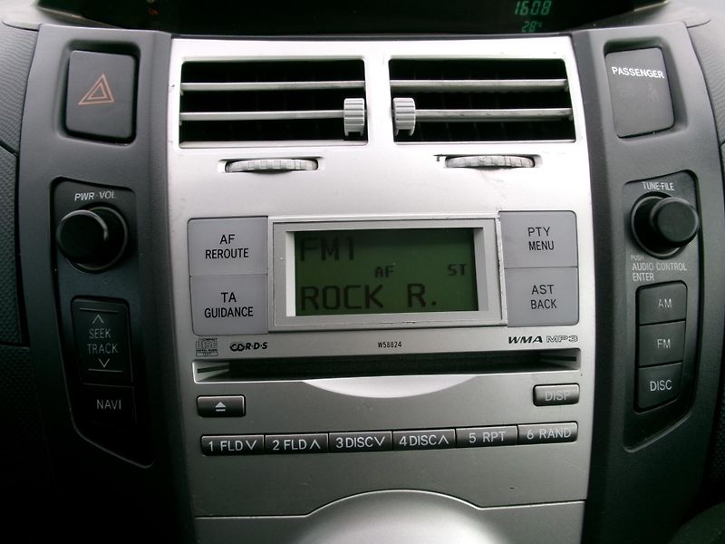 Toyota Yaris (2006) 1,0 VTT-i KLIMA - fotka 17 z 25