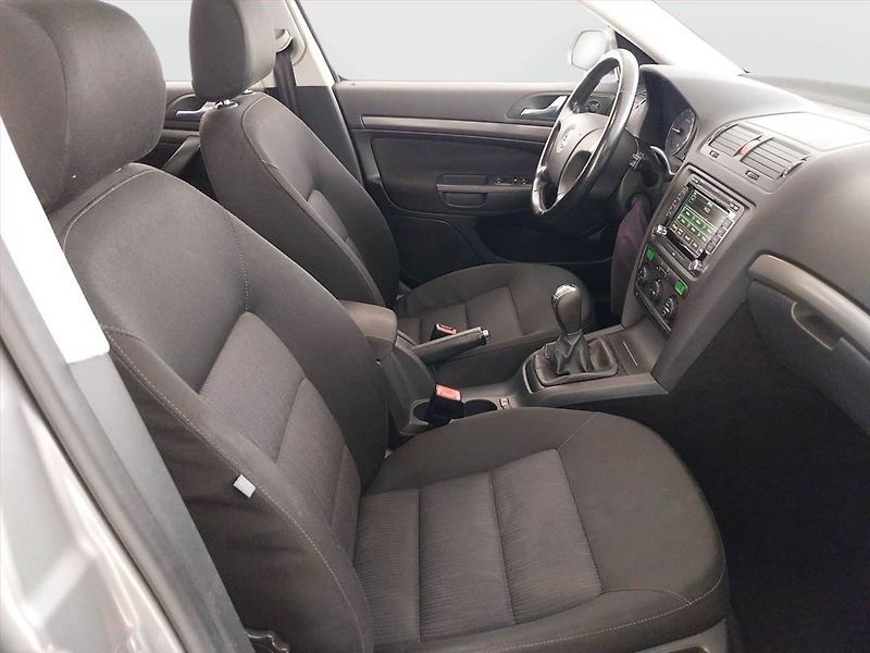 Škoda Octavia (2008) Elegance 2.0 TDI, ČR,1.maj - fotka 9 z 18