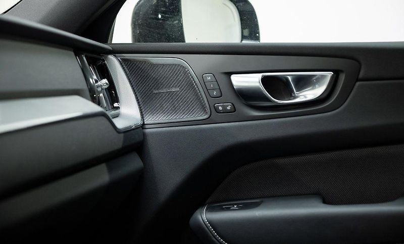 Volvo XC60 (2025) Plug-in hybrid PLUS DARK - fotka 23 z 26