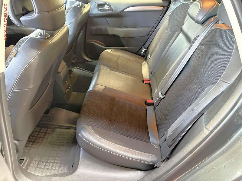 Citroën C4 (2012) 1.6i, 1.maj, AC, výhřev sed. - fotka 10 z 17