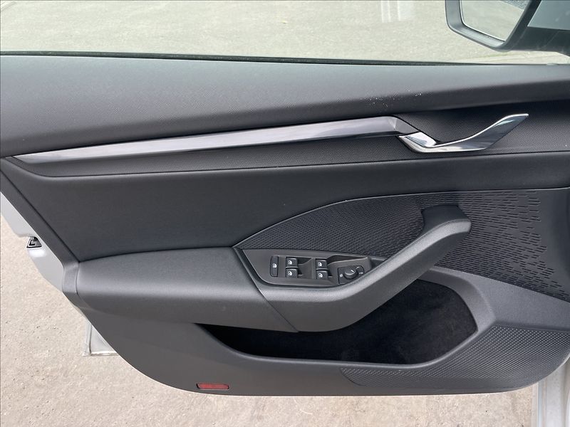 Škoda Octavia 2,0 TDI Combi Ambition Plus KE - fotka 15 z 24