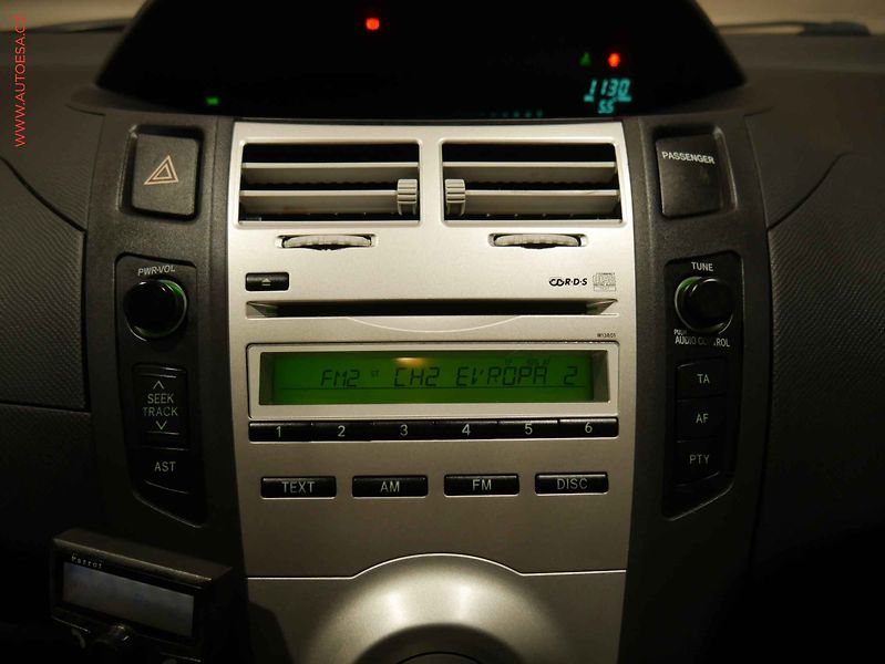Toyota Yaris (2007) 1.0i, ČR, Klima - fotka 14 z 16