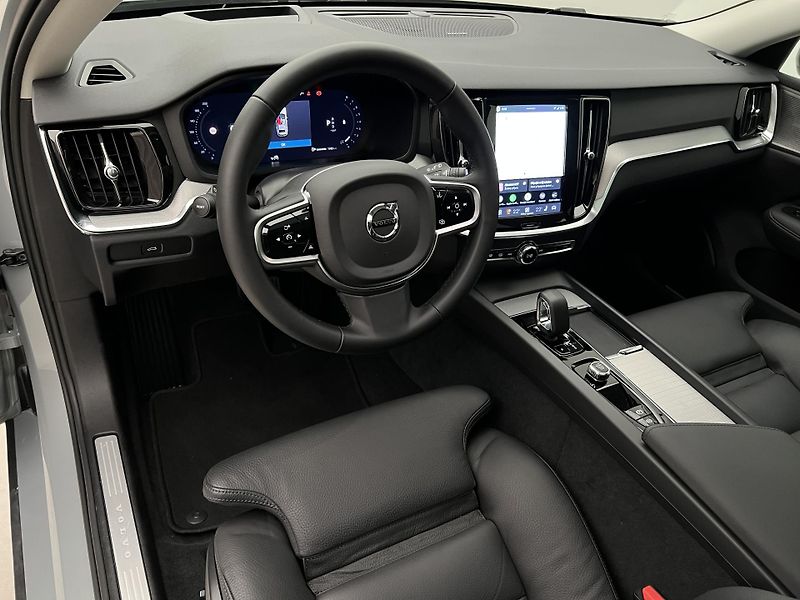Volvo V60 B4 PLUS DARK AUT 1.maj. - fotka 4 z 47