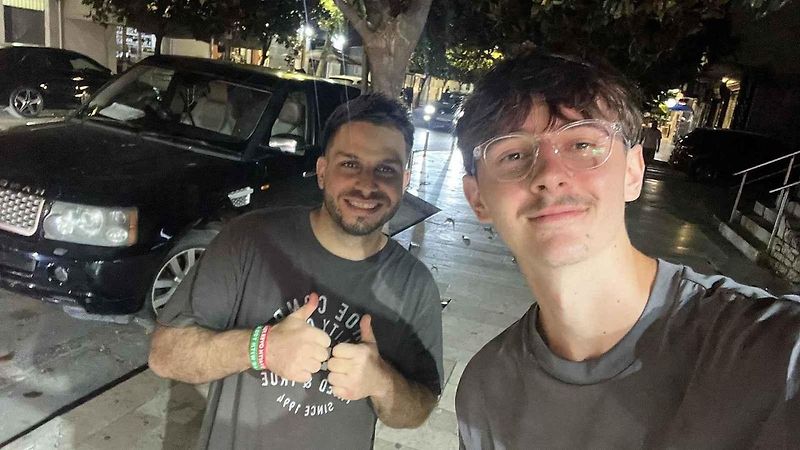 Devatenáctiletý Jaroslav Müller (vpravo) z Vysokého Mýta vyrazil stopem na Blakán.