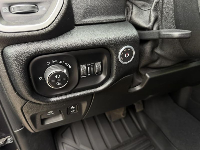Dodge RAM (2019) +HEMI+LPG+OFFROAD PAKET+ - fotka 15 z 21
