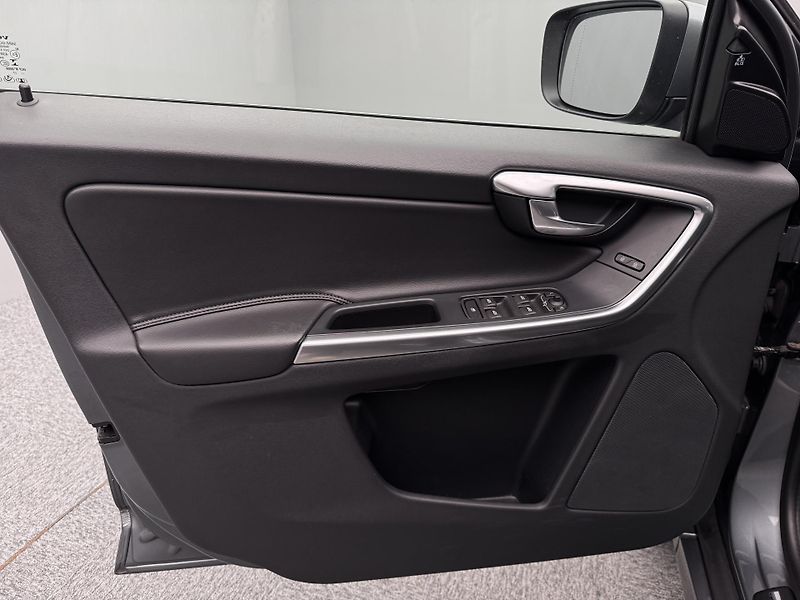 Volvo XC60 D4 AWD SUMMUM AUT - fotka 22 z 46
