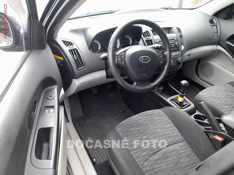 Kia Ceed (2008) 1.4, AC, tažné - fotka 3 z 3