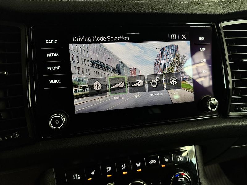 Škoda Kodiaq SPORTLINE 147kW 4x4 NEZ-TOP - fotka 24 z 49