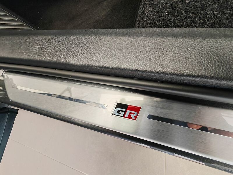 Toyota C-HR 2.0 PHEV GR SPORT - fotka 9 z 39
