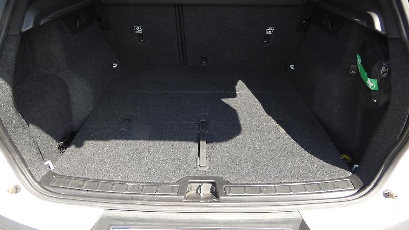 Volvo XC40 T2 FWD Momentum Core - fotka 19 z 22