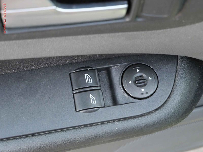 Ford Focus (2006) 1.6i, AC, park.čidla - fotka 12 z 16