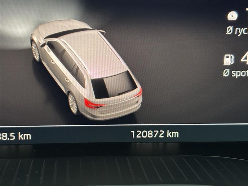 Škoda Superb 2,0 TDI 110kW Style DSG - fotka 33 z 42