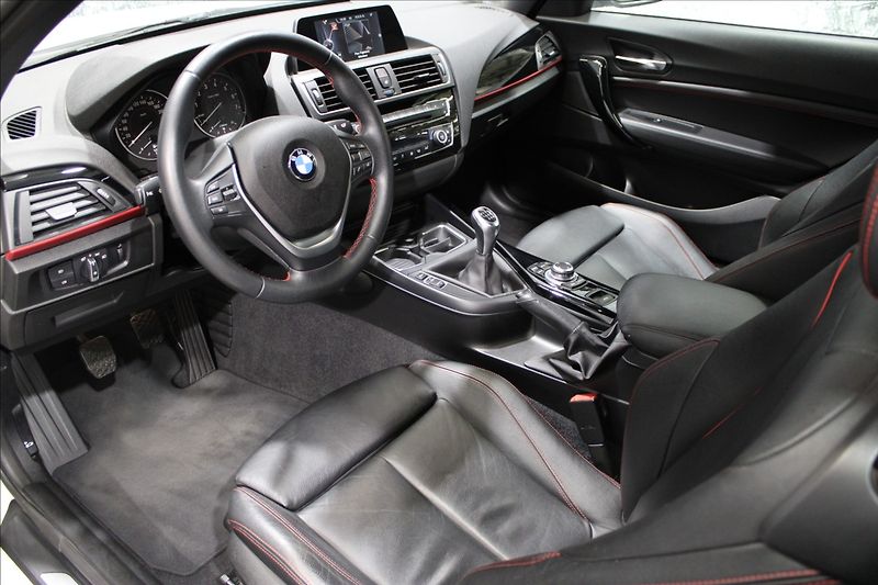 BMW Řada 2 2,0 220i 135KW cabrio - fotka 12 z 37