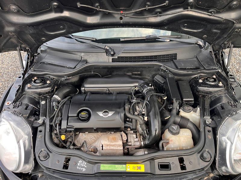 Mini Cooper S (2010) 1.6 i 135 Kw Sada kol - fotka 18 z 19