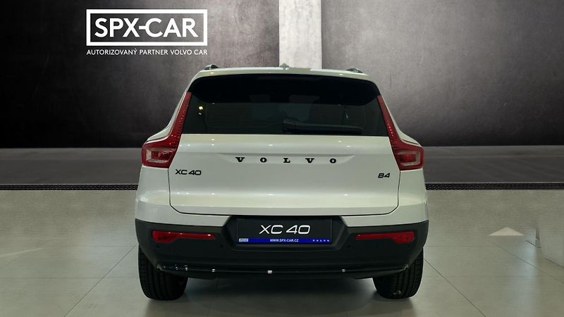 Volvo XC40 (2026) PLUS BLACK EDITION, B4 FWD, 14 - fotka 6 z 14