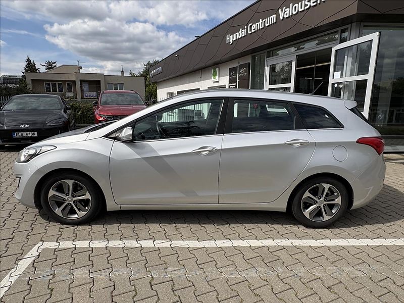 Hyundai i30 1,6 CRDi MT  kombi Weekend - fotka 2 z 16