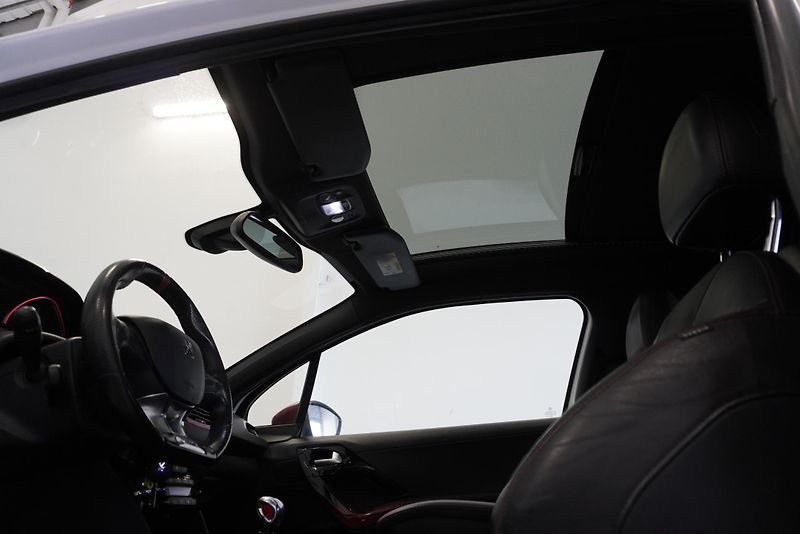 Peugeot 208 1,6 GTI 147kW THP - fotka 20 z 29