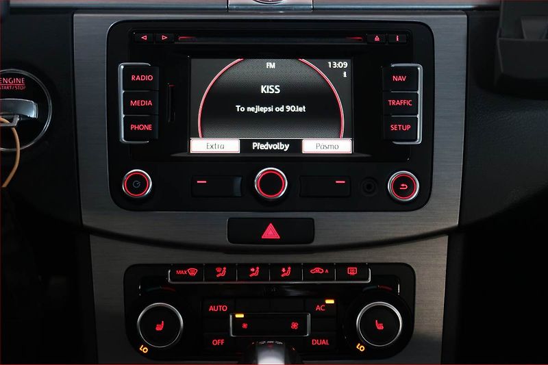 Volkswagen Passat (2011) 2.0 TDI, Automat, nová STK - fotka 12 z 20