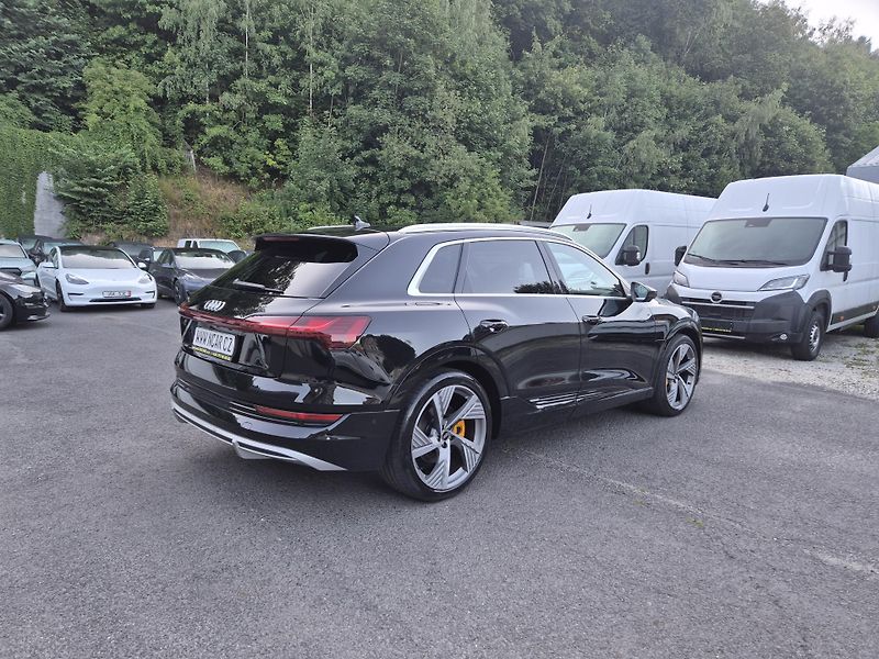 Audi e-tron 55 QUATTRO 300kw S LINE SOH92% - fotka 5 z 44
