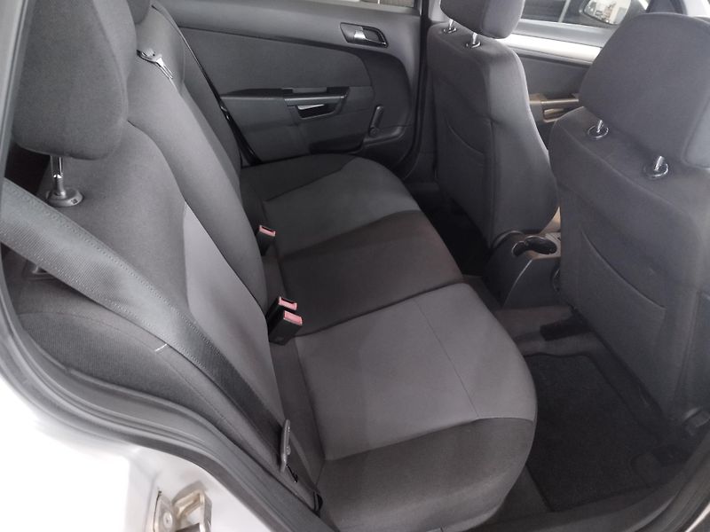 Opel Astra (2008) 1.6i,85kW,KLIM. - fotka 11 z 25