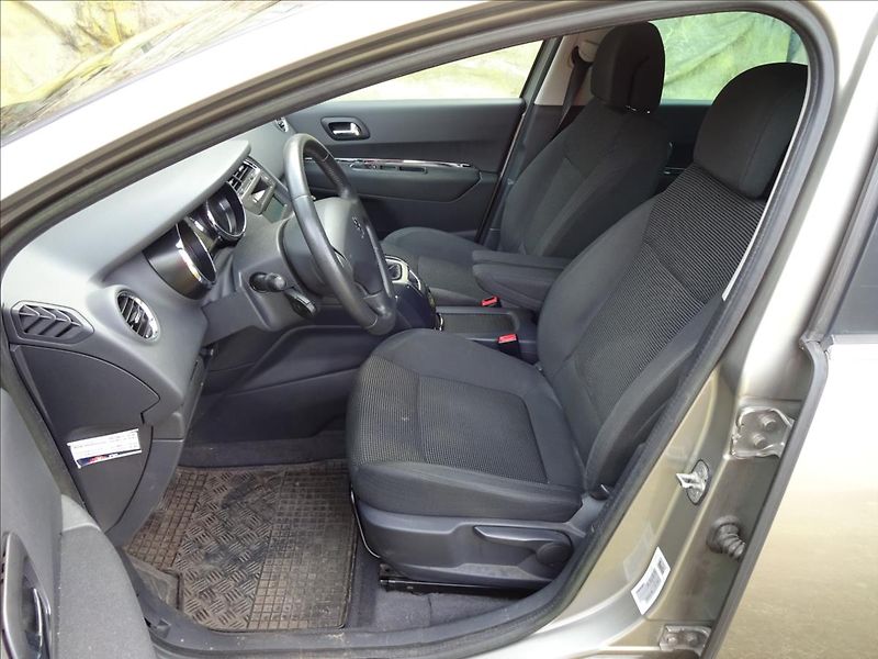 Peugeot 5008 1.6THP 115 kW - fotka 16 z 44