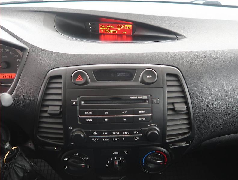 Hyundai i20 (2009) 1.4, Tažné, pěkný stav - fotka 12 z 14